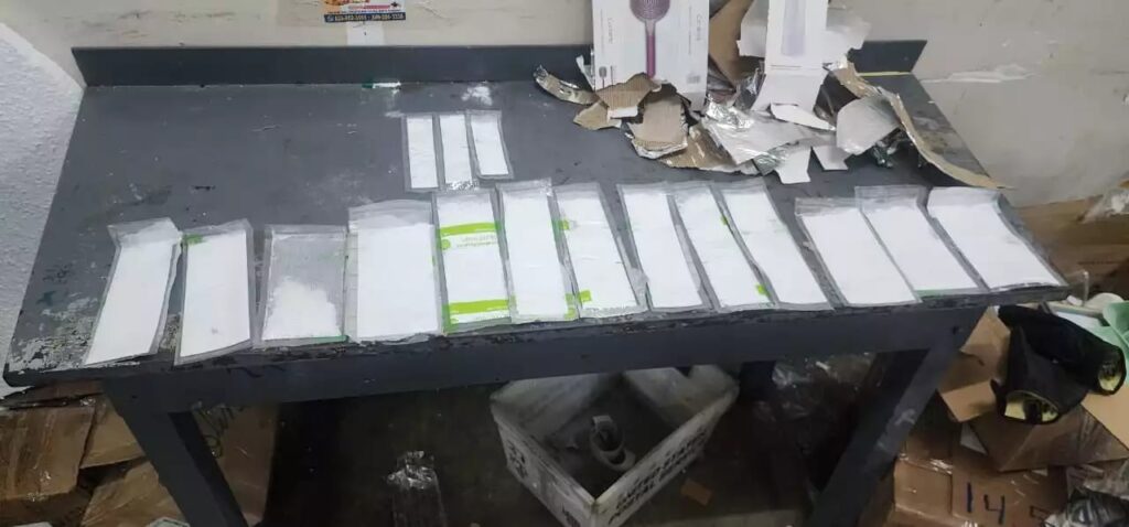 arrestan-extranjero-vinculado-a-decomiso-de-16-laminas-de-cocaina-en-inposdom