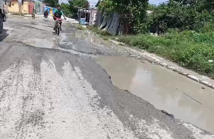 residentes-de-barrio-lindo,-en-higuey,-claman-por-el-arreglo-de-via-principal
