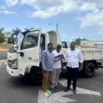 El Ministro  de Turismo, David Collado, ha entregado un camión que será incorporado a las labores de recolección de residuos sólidos en el municipio de neyba