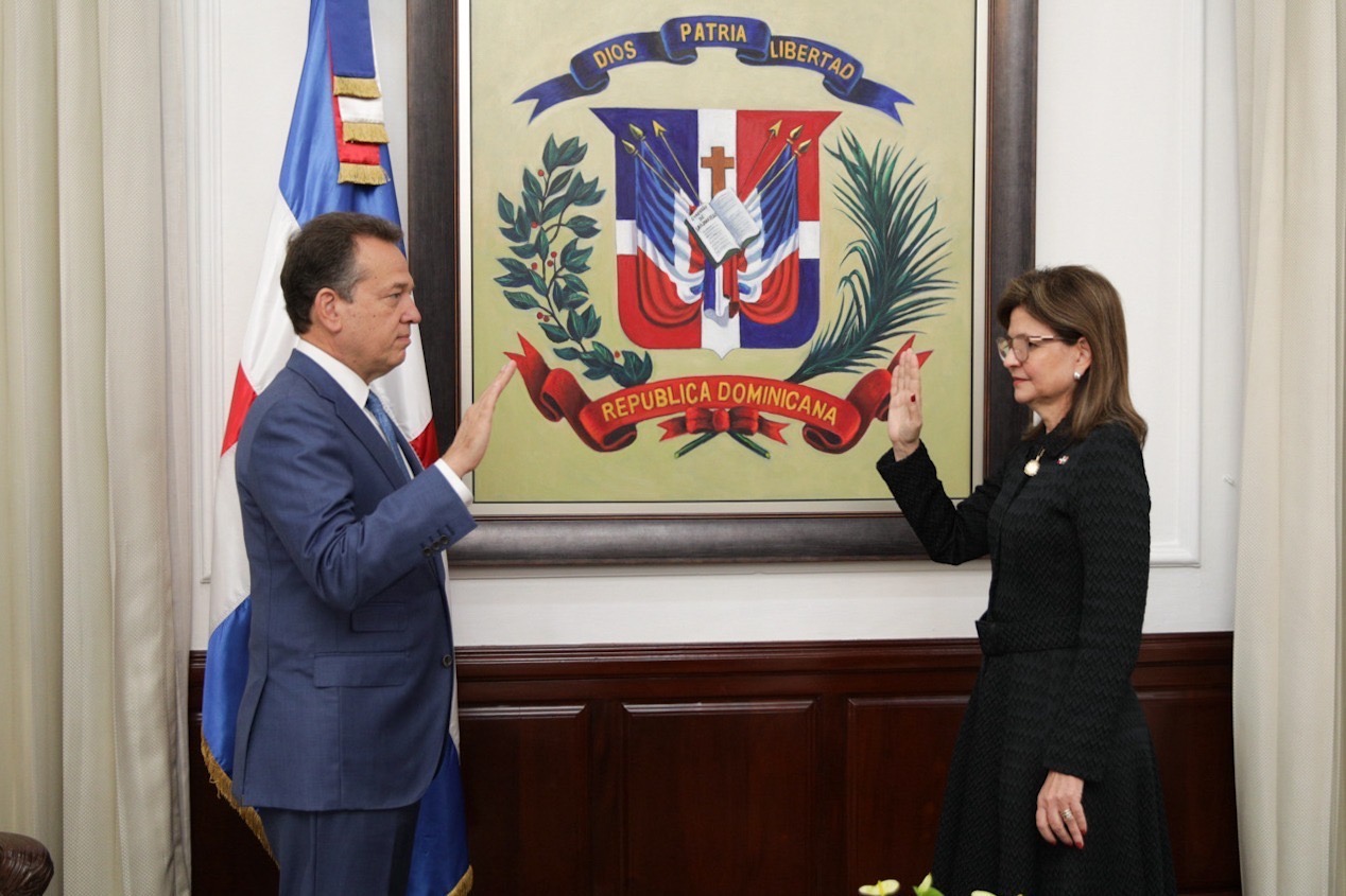 Ito Bisonó asume como ministro de Relaciones Exteriores con una trayectoria de gestión pública y amplios vínculos internacionales