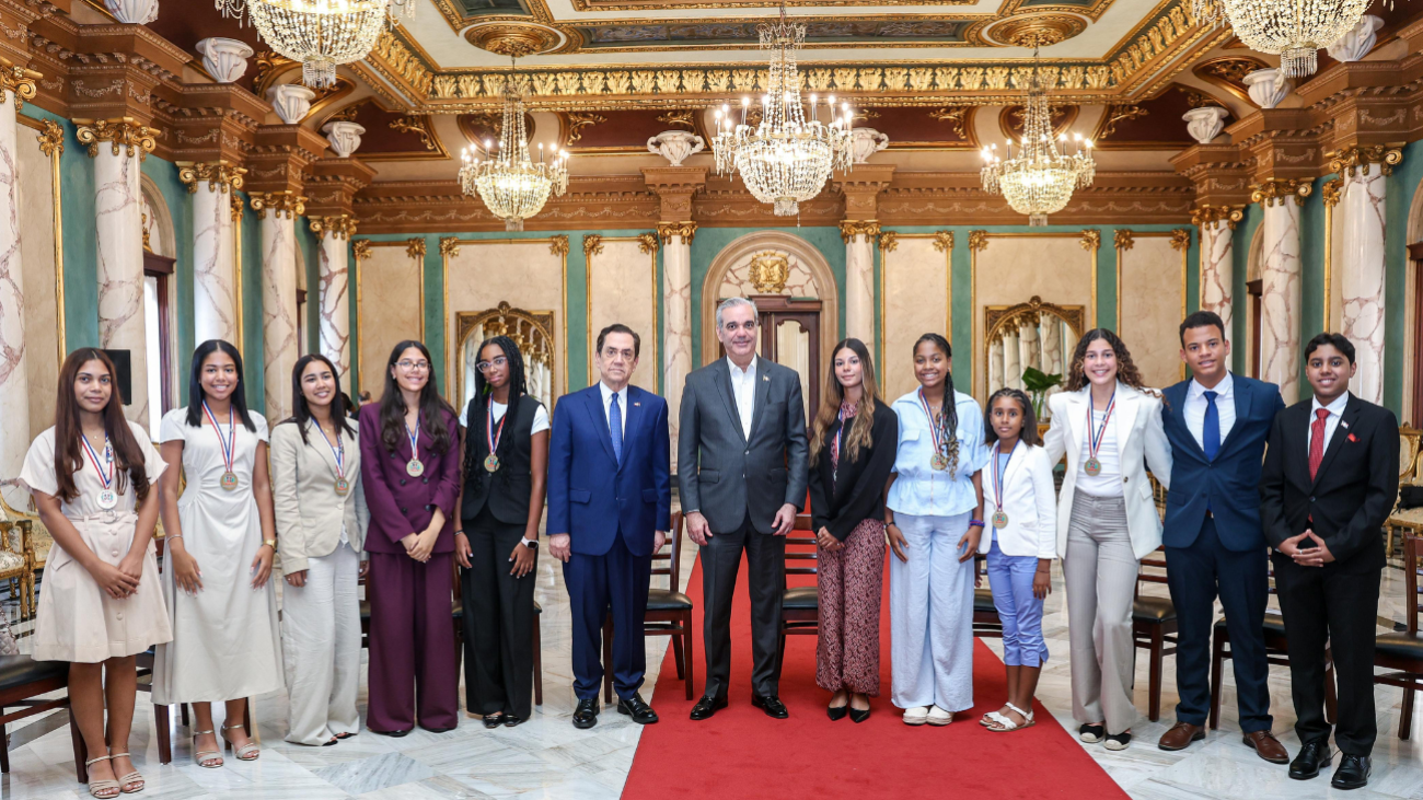 Presidente Abinader recibe a estudiantes dominicanos residentes en España galardonados con el Premio al Mérito Escolar 2026