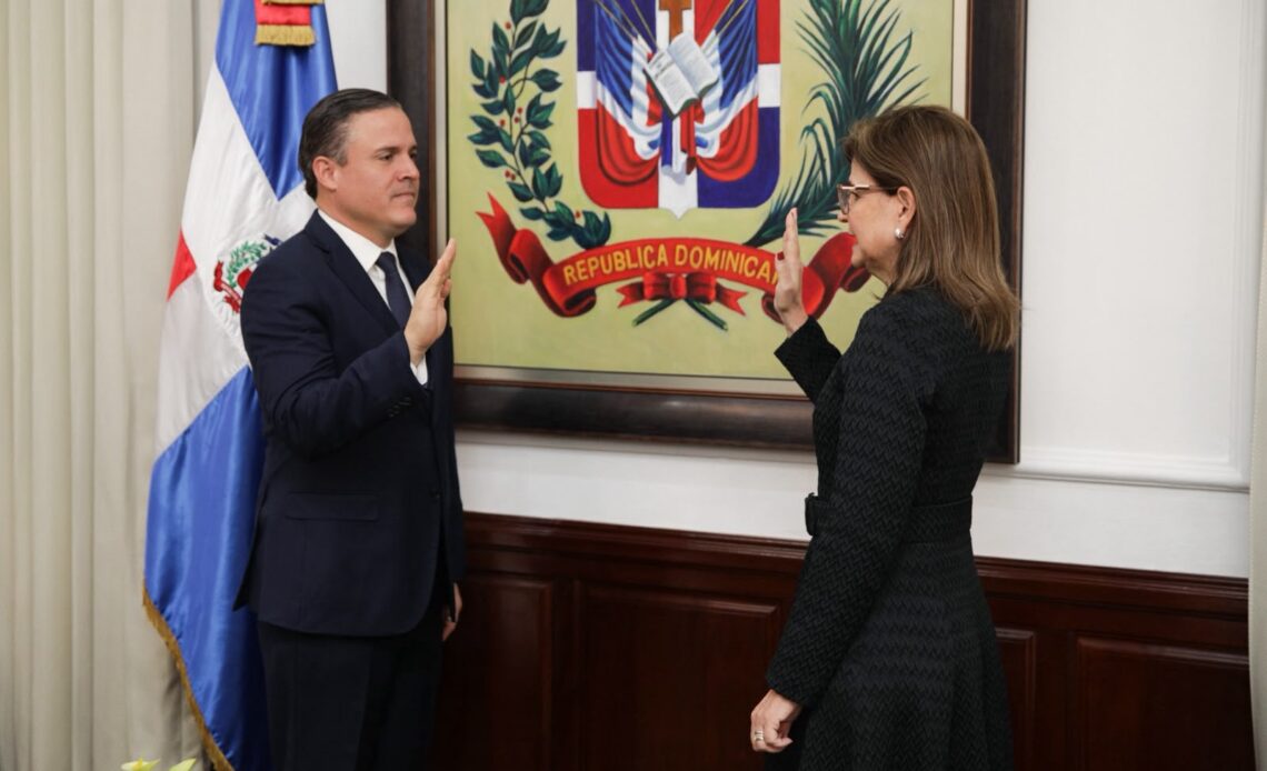 Raquel Peña juramenta a Jean Luis Rodríguez como nuevo ministro de Vivienda