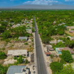Presidente Luis Abinader inaugura obras viales, de educación y capacitación técnica en Independencia y Barahona