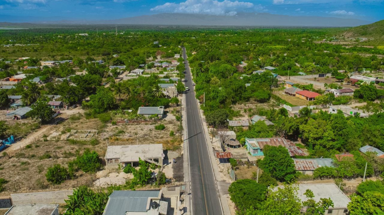 Presidente Luis Abinader inaugura obras viales, de educación y capacitación técnica en Independencia y Barahona