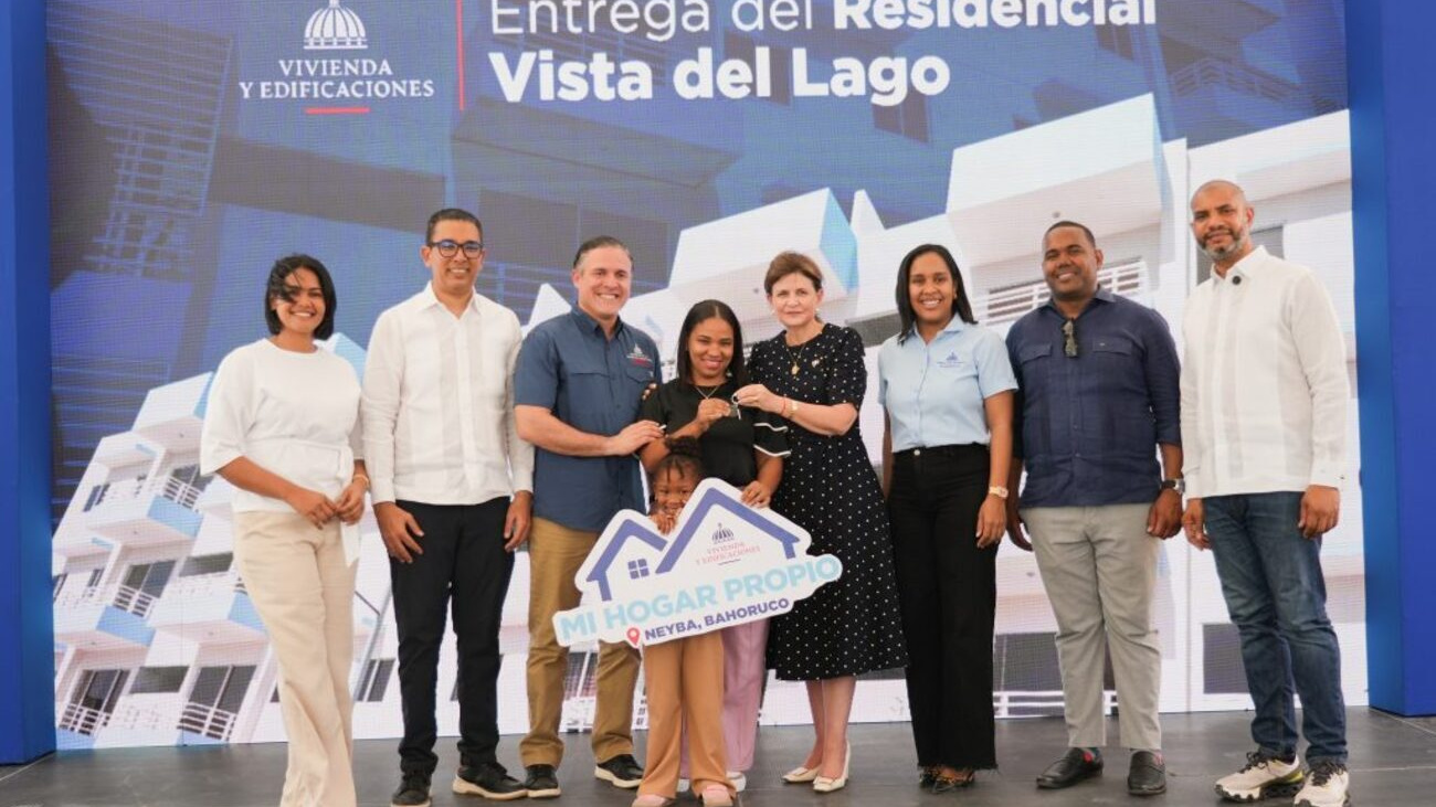 Vicepresidenta Raquel Peña y ministro Jean Luis Rodríguez entregan 128 nuevos apartamentos en Neyba