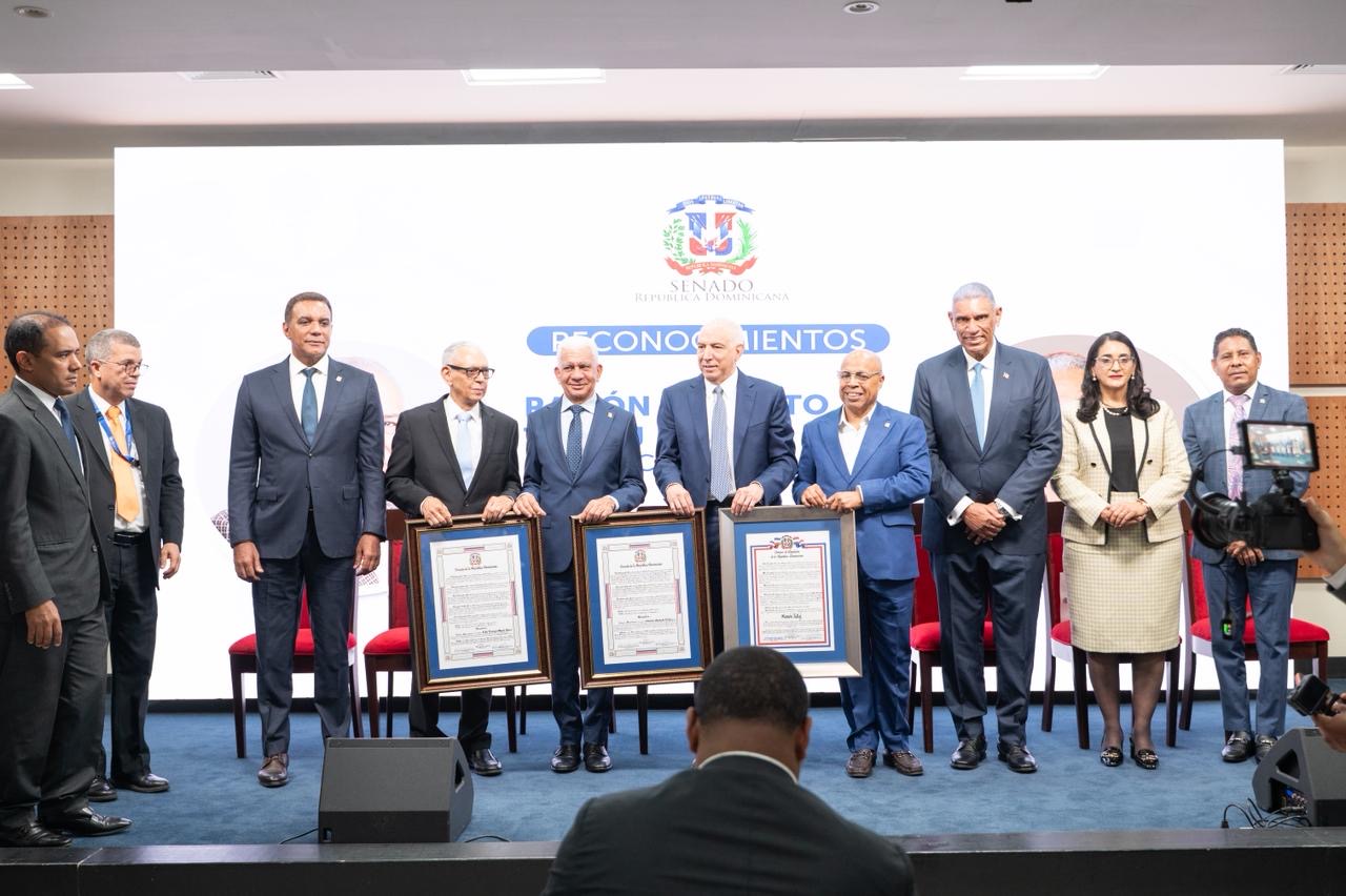 Senado reconoce trayectoria profesional de los médicos Ramón Modesto Tallaj y Elbi Eulogio Morla Báez