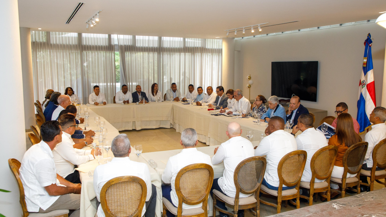 Presidente Luis Abinader, en su segundo día en Santiago, se reúne con Aprocovici, Amaprosan y Compromiso Santiago, además de otros importantes sectores