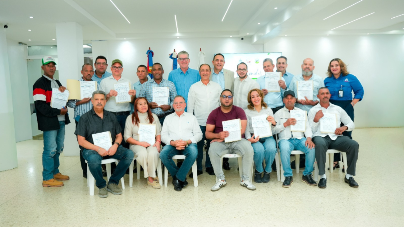 Gobierno entrega RD 30 millones en bonos para tecnificar riego a 17 productores de leche